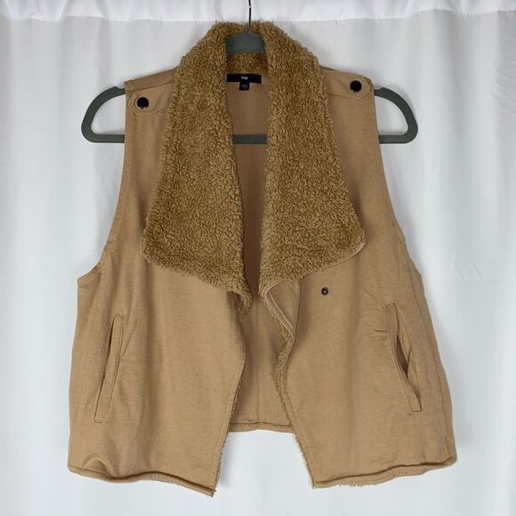 GAP Jackets & Blazers - Gap Women’s Tan Faux Fur Collar Button Wrap Vest Size Small
